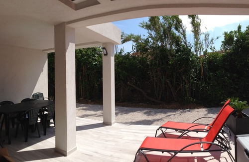 Le Brusc Apartment | Superb low-rise villa on garden level in Six Fours, Le Brusc, within walking distance of.