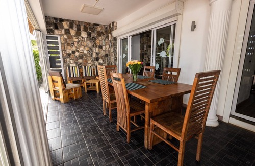 Tombeau Bay Villa | Superb private villa 'foot in the water' - Free WiFi