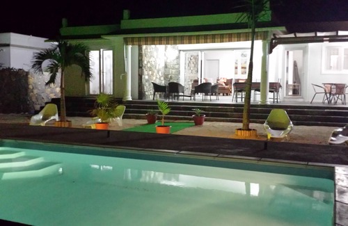 Tombeau Bay Villa | Superb private villa 'foot in the water' - Free WiFi