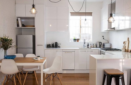 Saint Kilda South Apartment | Superb St Kilda Location, 2BR Renovated Art Deco, Family-Friendly, Quiet Street