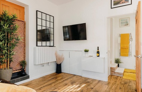 Caldicot House | Superb Tiny Home. Super fast Wi-Fi. Parking.
