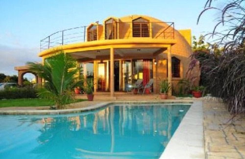 Albion Villa | Superb Villa – Pool/Tropical Garden/WiFi/Daily Housekeeping/Beach 75m