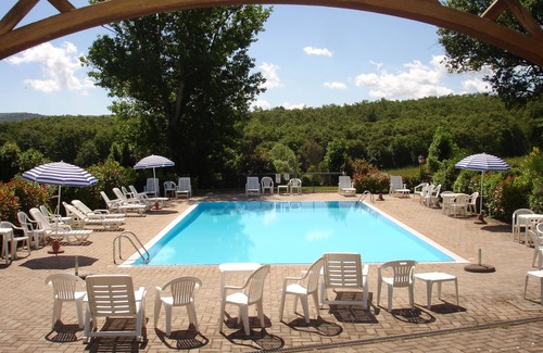 Casole d'Elsa House | superior ground floor apartment with pool view