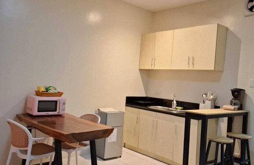 Ermita Night District Apartment | Superior Queen 1BR 1BA w/Balcony Pool Bayview Netflix