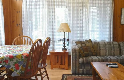 Seguin Cabin | Superior Three-Bedroom Cottage