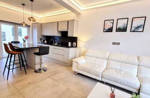 Berrylands Apartment | Surbiton Luxury Garden House 19