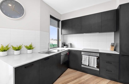 Torquay House | Surf Central Townhouse: Walk to Beach and Shops
