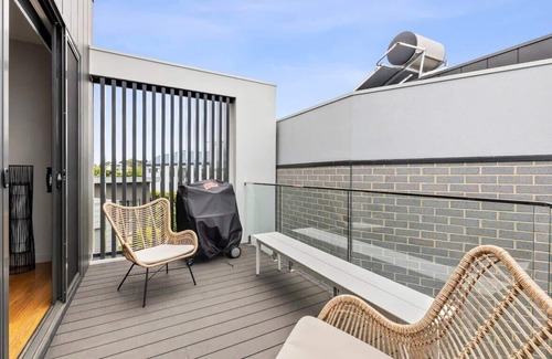 Torquay House | Surf Central Townhouse: Walk to Beach and Shops