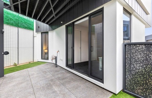Torquay House | Surf Central Townhouse: Walk to Beach and Shops
