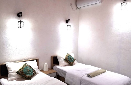 Kanuhuraa House | Surf, chill & relax.