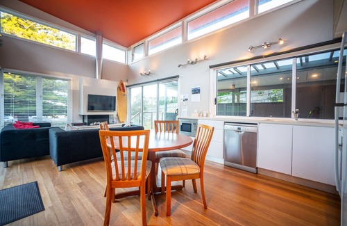 Macmasters Beach House | Surf Inn - Beach front