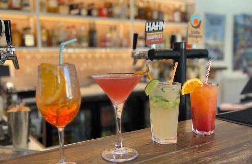 Surfers Paradise Hostel | Surf Inn Boutique Backpackers - FREE BREAKFAST