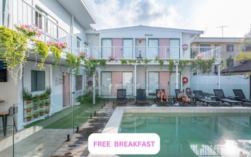 Surfers Paradise Hostel | Surf Inn Boutique Backpackers - FREE BREAKFAST