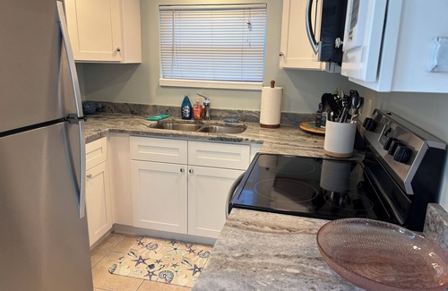 Siesta Key Apartment | SURF SHACK, EFFICENCY COTTAGE A SHORT WALK TO BEACH AND VILLAGE
