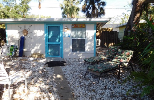 Siesta Key Apartment | SURF SHACK, EFFICENCY COTTAGE A SHORT WALK TO BEACH AND VILLAGE