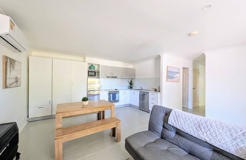 Singleton House | Surf Stay 3 Bedroom house 300m from the beach, Tennis court, Lawn Bowls and oval