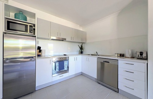 Singleton House | Surf Stay 3 Bedroom house 300m from the beach, Tennis court, Lawn Bowls and oval