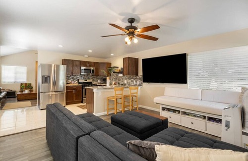 Alamitos Beach House | Surfer's Dreams:5min Drive to Beach with PoolTable