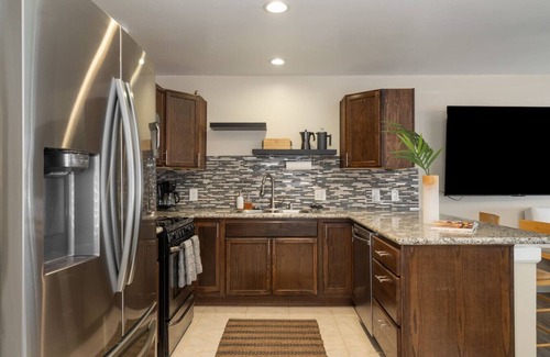 Alamitos Beach House | Surfer's Dreams:5min Drive to Beach with PoolTable