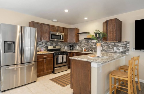Alamitos Beach House | Surfer's Dreams:5min Drive to Beach with PoolTable