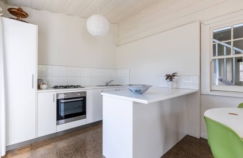 Torquay Cottage | Surfers Palace Torquay 1 min walk to beach