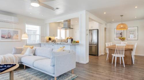 West Newport Apartment | Surfrider I by AvantStay Walk to the Beach Patio