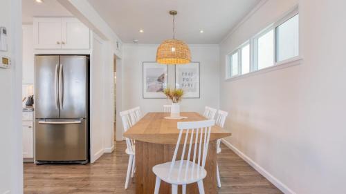 West Newport Apartment | Surfrider I by AvantStay Walk to the Beach Patio