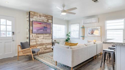 West Newport Apartment | Surfrider I by AvantStay Walk to the Beach Patio