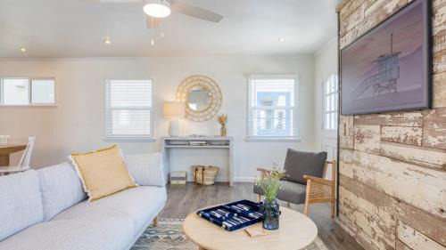 West Newport Apartment | Surfrider I by AvantStay Walk to the Beach Patio