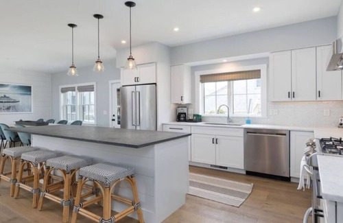 Nantucket Town House | Surfside New Construction 5 BR 6 BA minutes to Town and Surfside Beach with Pool