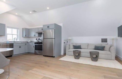 Nantucket Town House | Surfside New Construction 5 BR 6 BA minutes to Town and Surfside Beach with Pool