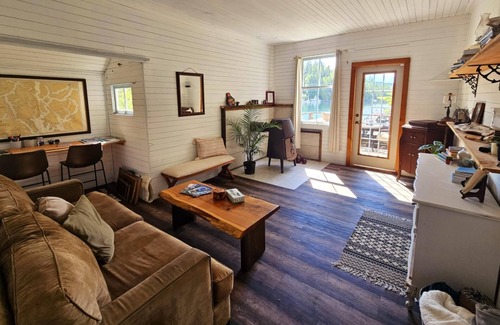 Read Island House | Surge Sunsets - an ocean front off-the-grid getaway!