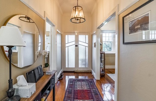 Kennington House | Surrey Family Home Pet Friendly With Free WiFi