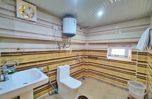 Matiana Cottage | Surrounded by Mountains Deluxe Room- King size bed