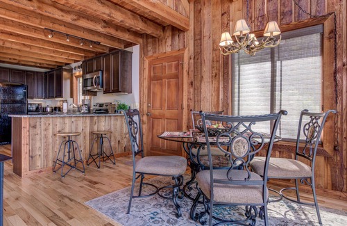 Skyland Cabin | Suzie Luxury Cabin Asheville HOT TUB VIEWS nr BILTMORE