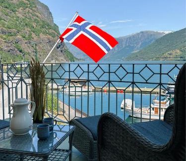 Flåm House | Svingen Guesthouse - Panoramic Fjord Views in Flåm