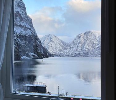 Flåm House | Svingen Guesthouse - Panoramic Fjord Views in Flåm