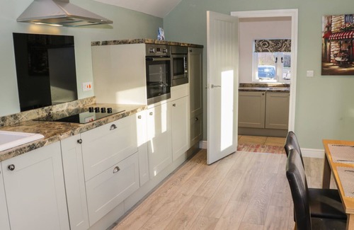 Burlton Cottage | SWALLOW BARN, family friendly, with a garden in Myddle