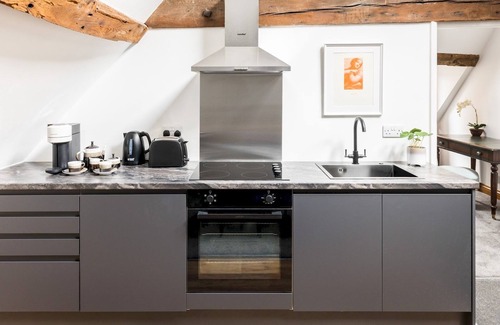 Warwick Town Centre Apartment | Swan, Centrally Located Modern 2 Bed