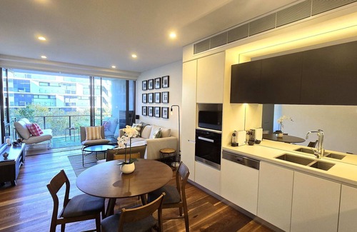 Rosebery Apartment | Swanky 2 bed apt. with parking; Easy city access