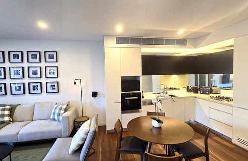 Rosebery Apartment | Swanky 2 bed apt. with parking; Easy city access