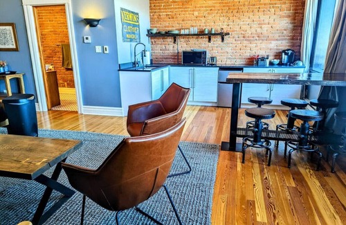 Waverly Apartment | Swanky Downtown Loft