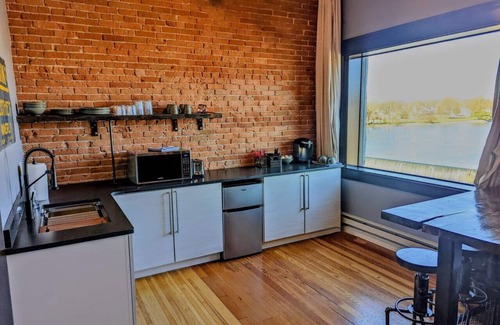 Waverly Apartment | Swanky Downtown Loft