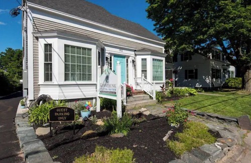 Kennebunk House | Swanky Flat in the Heart of Dock Square, SUPER CLEAN! WALK TO EVERYTHING!