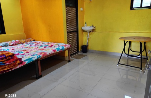 Shrivardhan Bed & Breakfast | Swapnapurti golden holiday room