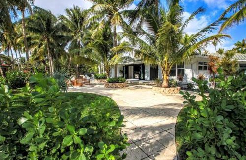 Harbor Beach House | SWAYING PALM BEACH HOUSE