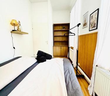 Josefstadt Apartment | Sweet 10 BR Apartment for Groups, 8-Min to Rathausplatz