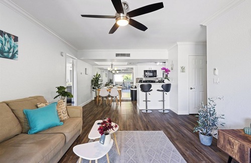 Paradise Valley Village Condo | Sweet 2nd Floor Condo in FANTASTIC location SUPER close to SOOOOO much!