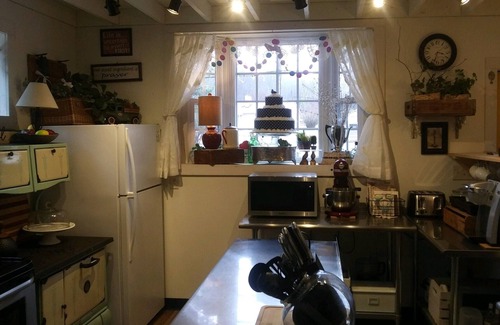 Ironwood House | Sweet Amenities, Comfort & Nature !
