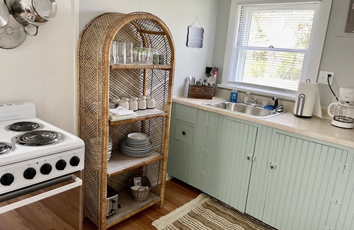 Geneva-on-the-Lake Cottage | Sweet and Cozy two bedroom Lake Erie Cottage -PET FRIENDLY!